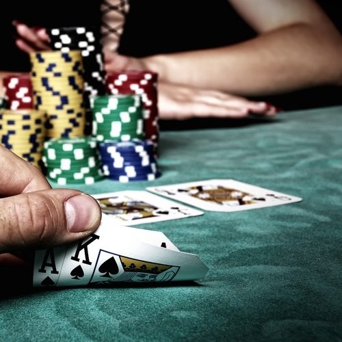 Un joueur possède As Roi dans sa main de poker