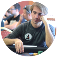 Simon Sanchez, le créateur de Kill Tilt est en train de jouer au Poker